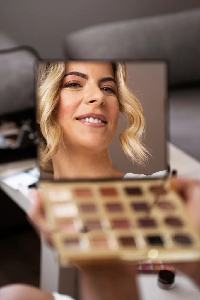 Reflejo del maquillaje final con tonos cálidos y luminosos para resaltar los ojos marrones GlowUp