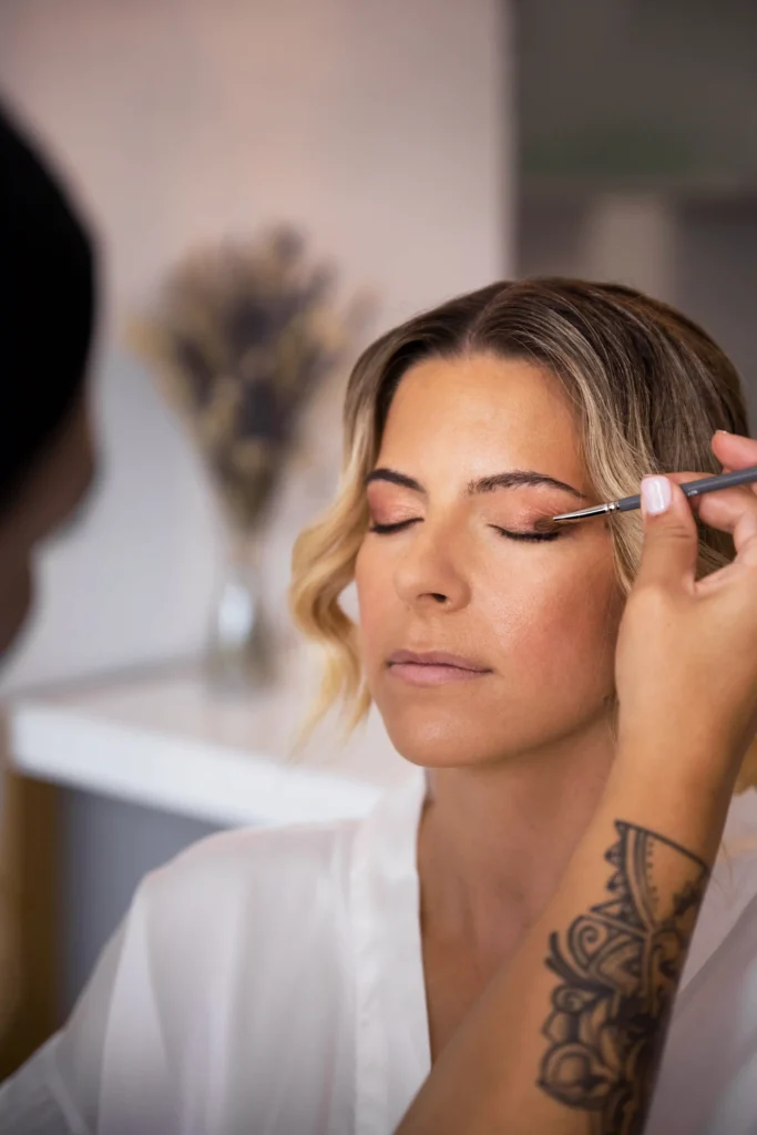 Sombras cálidas y coloridas con un toque glam para resaltar la mirada en ojos marrones GlowTíni