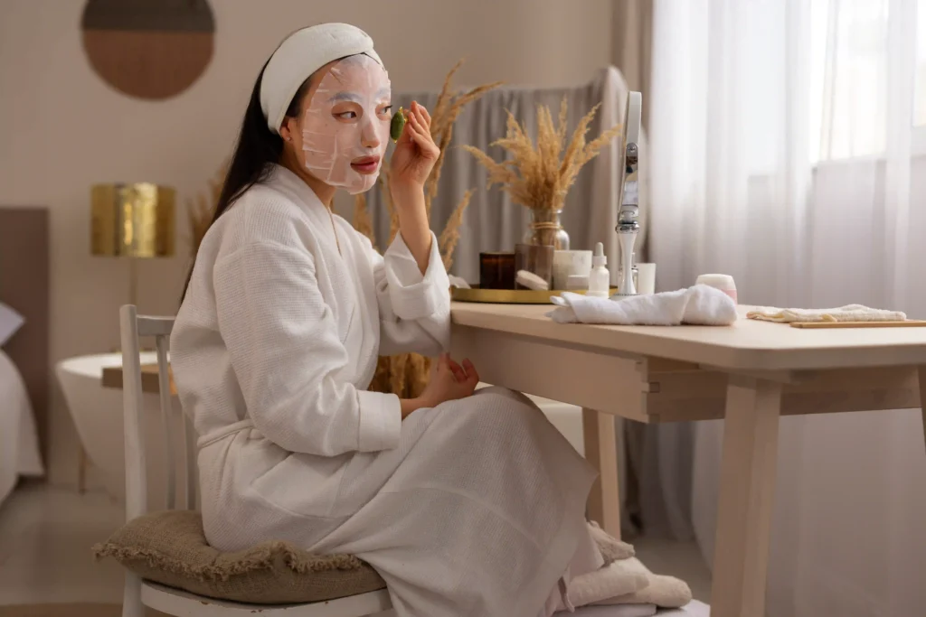 Mujer aplicando una mascarilla facial ideal para equilibrar y calmar piel sensible o mixta.