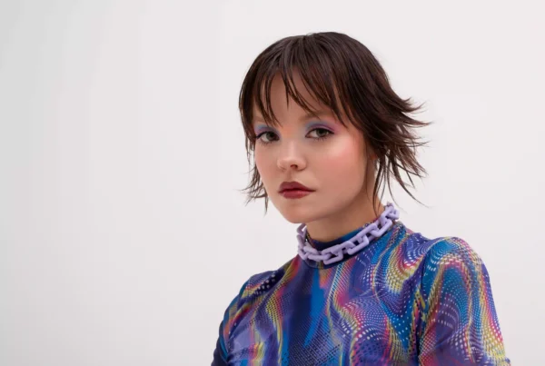 Corte de pelo de media melena inspirado en la moda de los años 80 para mujer