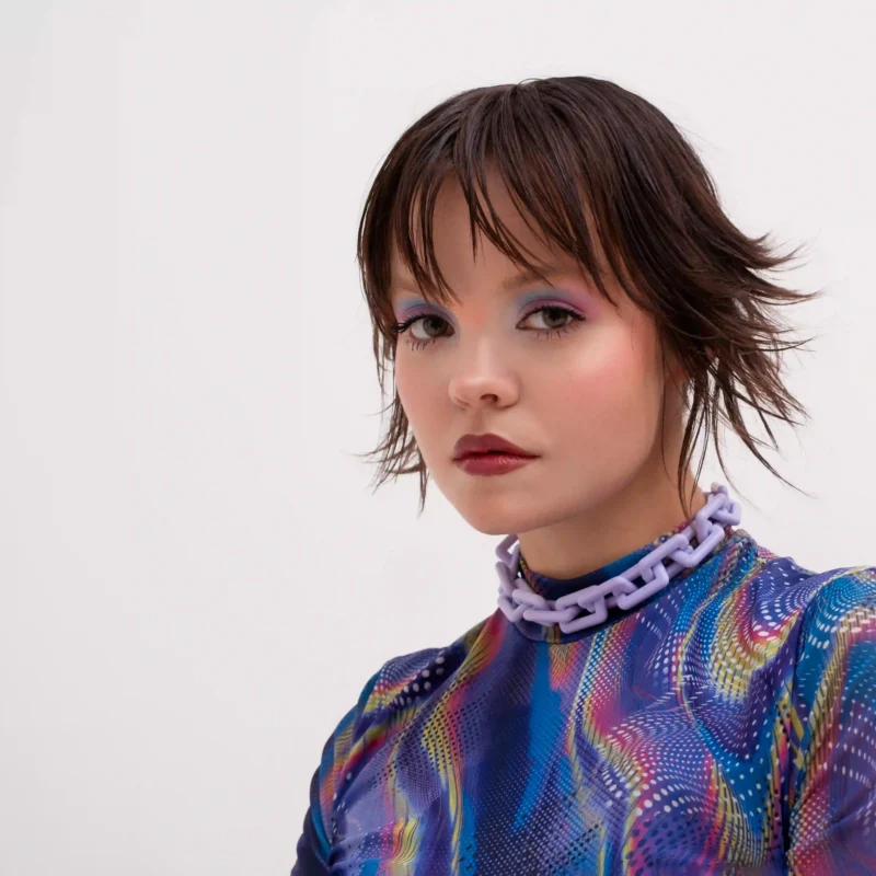 Corte de pelo de media melena inspirado en la moda de los años 80 para mujer