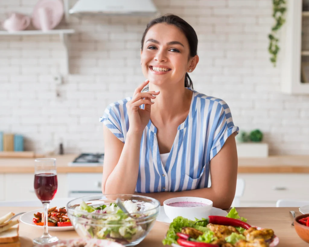 Mujer consumiendo alimentos saludables