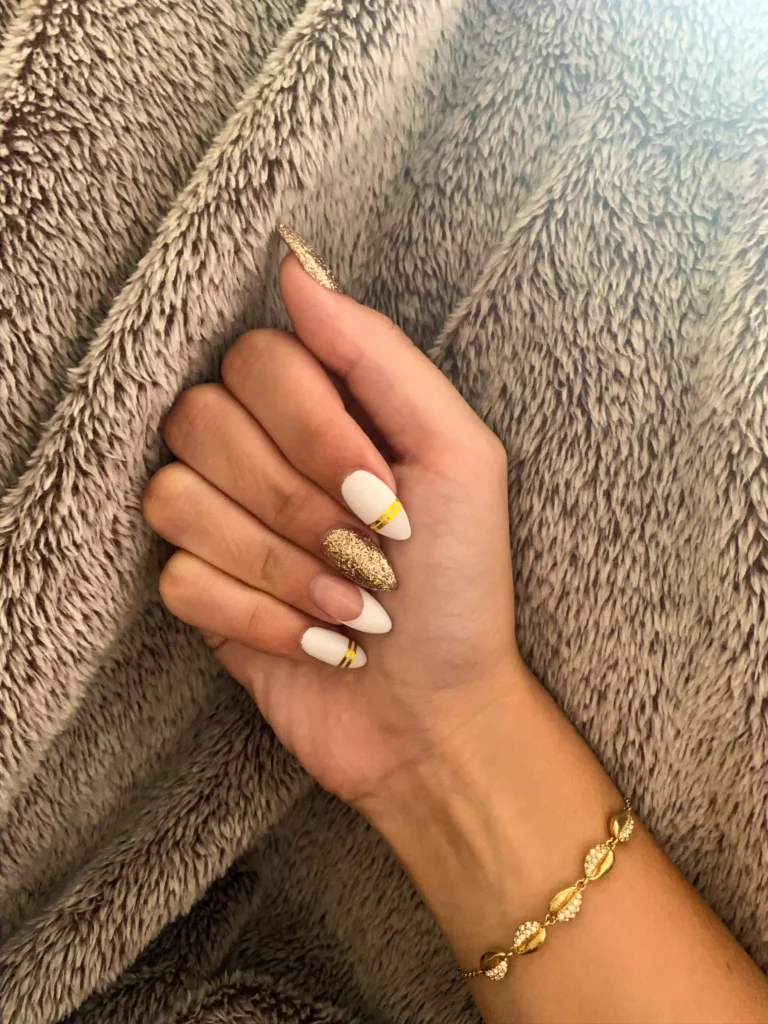 uñas navideñas acrílicas largas con detalles dorados festivos