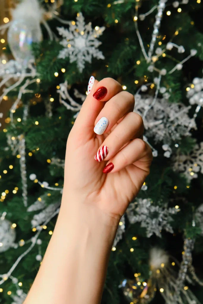 uñas navideñas verdes con efecto ‘negative space’