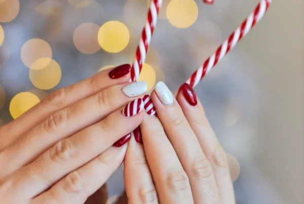uñas navideñas sencillas rojas con decoraciones plateadas