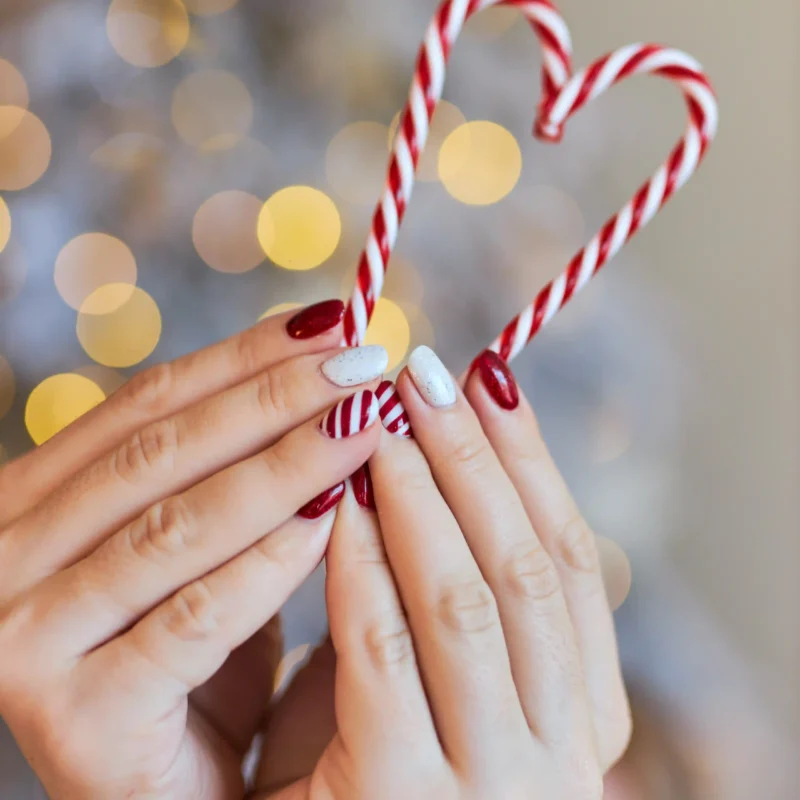 uñas navideñas sencillas rojas con decoraciones plateadas