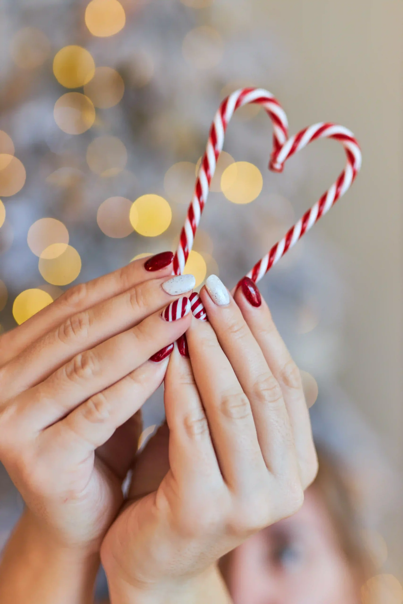 uñas navideñas sencillas rojas con decoraciones plateadas