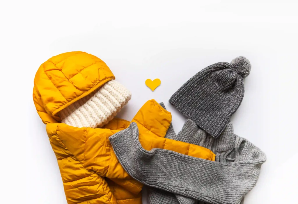 sombrero y abrigo ligero, combinando estilo y funcionalidad