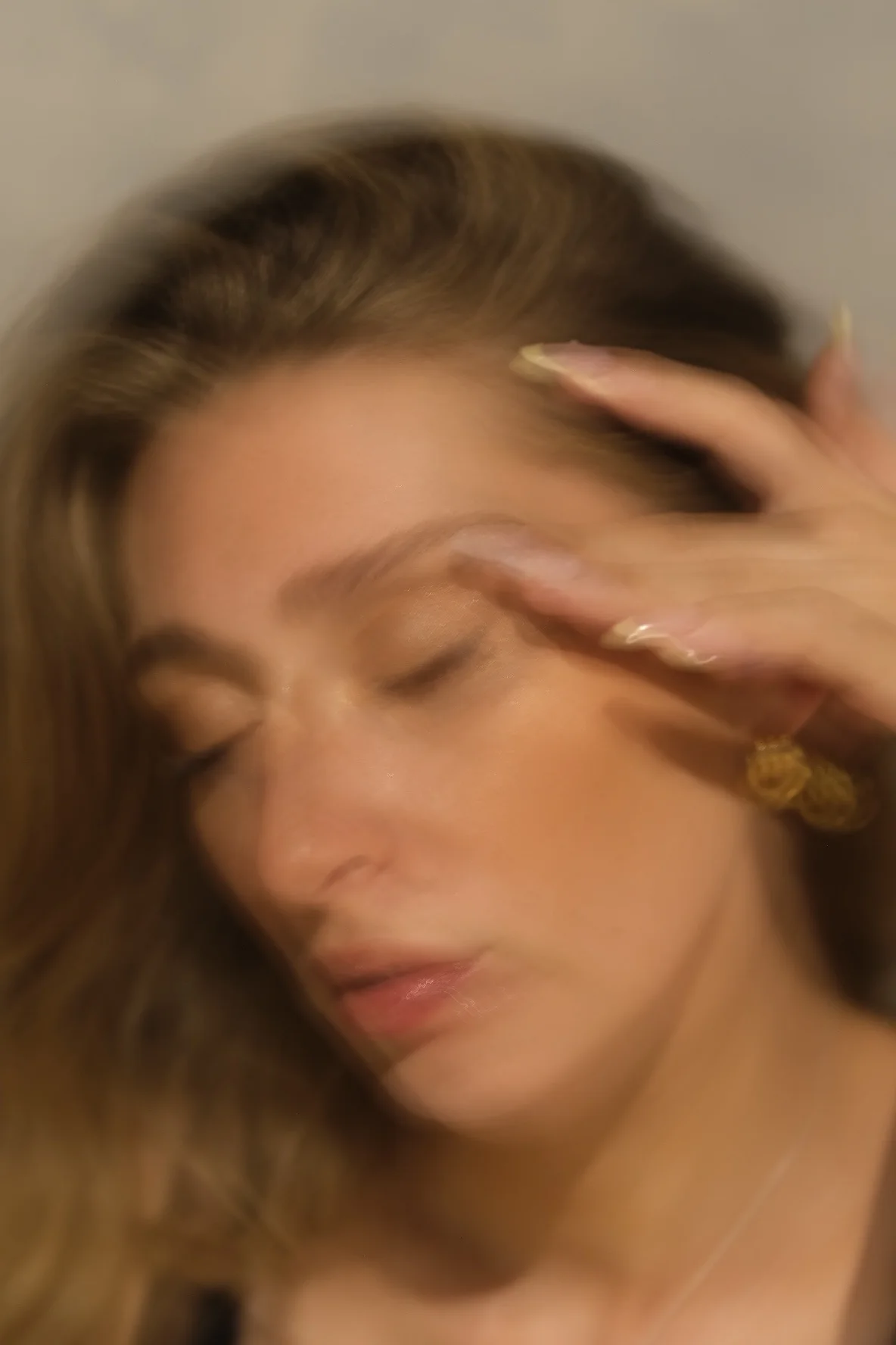 Primer plano de una mujer con los ojos cerrados y expresión relajada mostrando su belleza natural