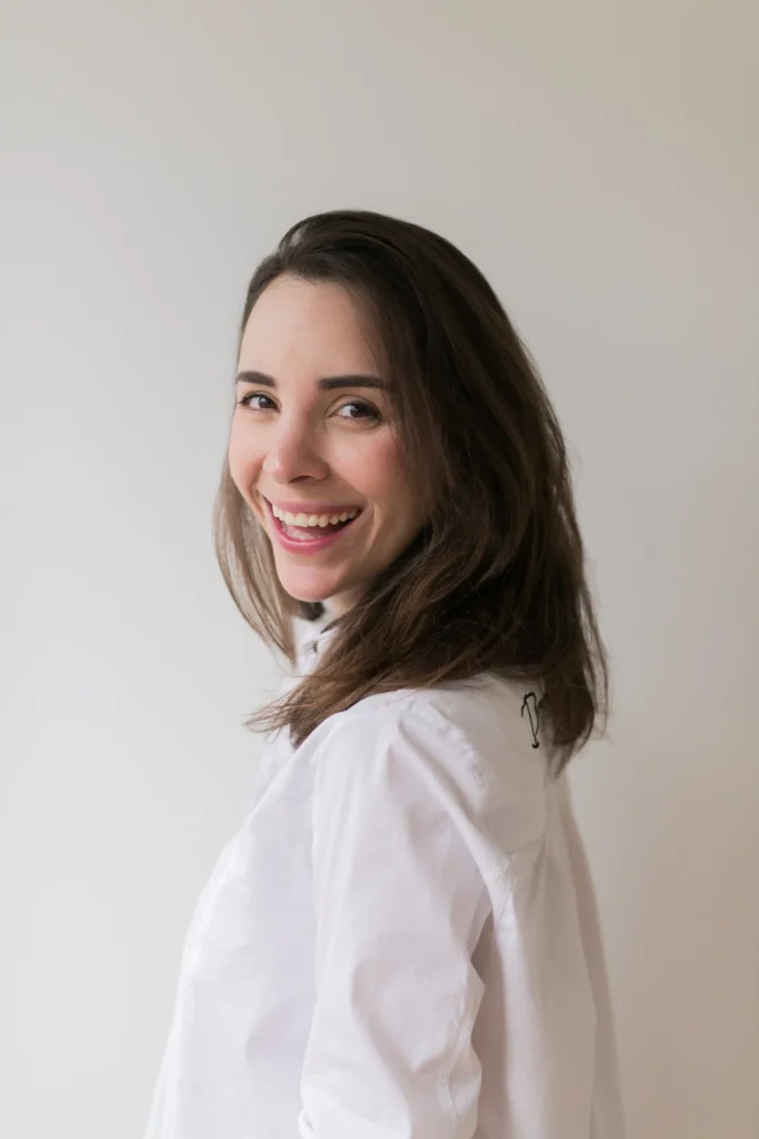 Mujer sonriendo con naturalidad representando la belleza verdadera y la autenticidad personal