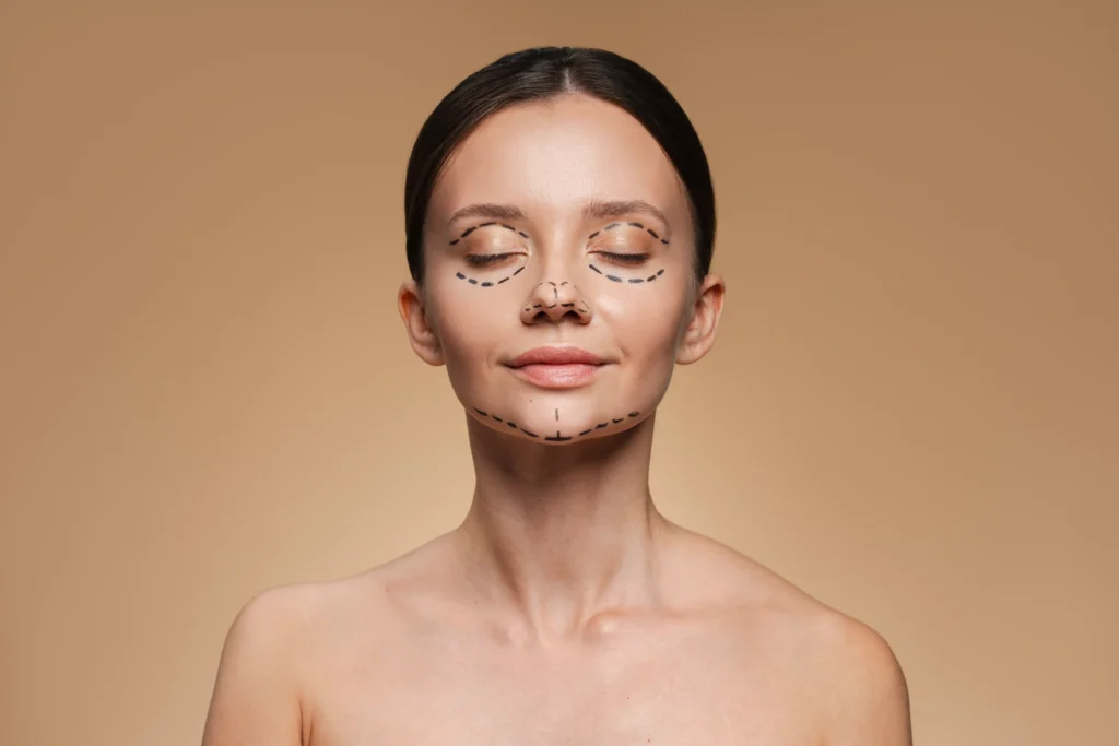 Retrato de una persona posando con una expresión neutra bajo iluminación suave.