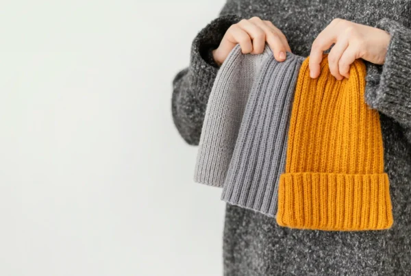 Conjunto de ropa invernal cálida, incluyendo suéter de lana y bufanda, ideal para comodidad y estilo.