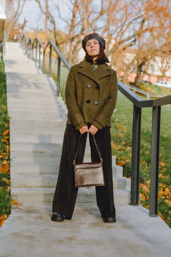 Mujer con sombrero y abrigo ligero, combinando estilo y funcionalidad para un paseo urbano en invierno.