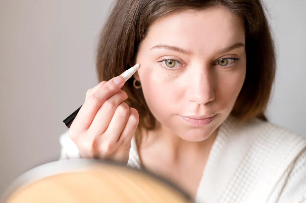 Mujer con corrector de ojeras