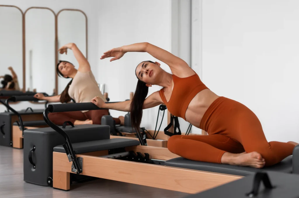 Ejercicio de pilates asiático que combina fuerza, flexibilidad y bienestar integral cuerpo-mente.