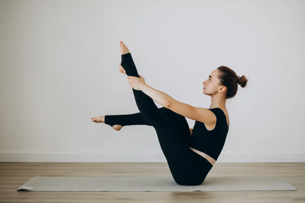 Práctica de pilates asiático enfocada en el fortalecimiento del core sin impacto en las articulaciones.