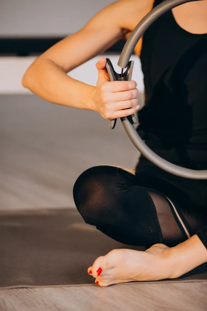 Estiramientos suaves de pilates asiático ideales para mejorar la movilidad y aliviar tensiones musculares.