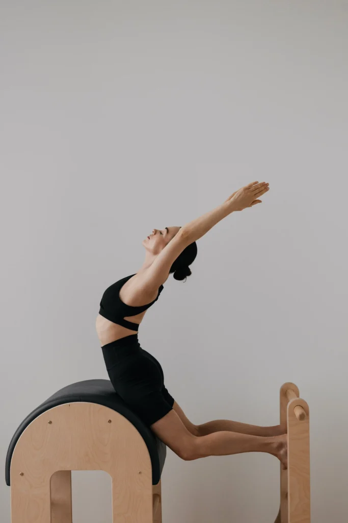 Mujer realizando pilates asiático centrado en la alineación corporal y la mejora de la postura.