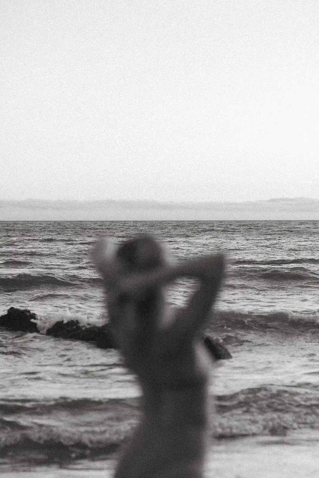 Persona contemplando el mar, simbolizando introspección y conexión con la belleza interior