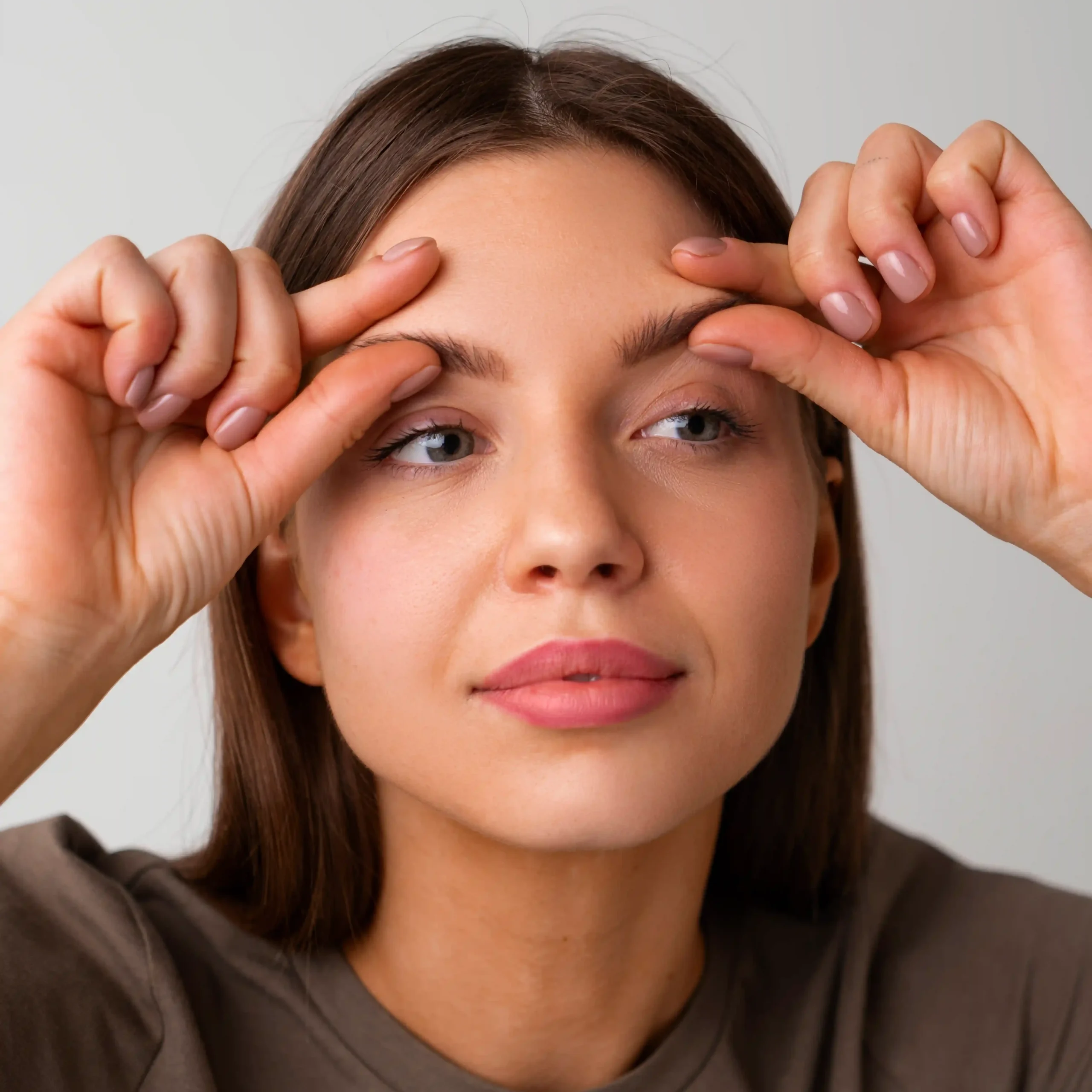 Chica mostrando sus párpados caídos