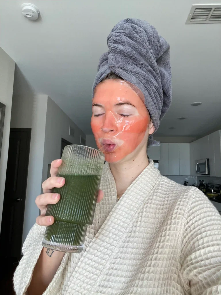 Persona realizando su rutina de cuidado personal, representando el equilibrio entre belleza y bienestar