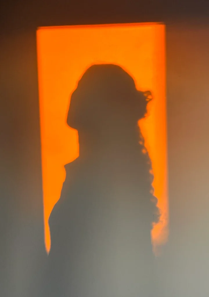 Silueta iluminada que representa la espiritualidad y la búsqueda de la belleza interior