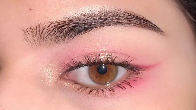 Maquillaje tendencia en modelo con párpados caídos
