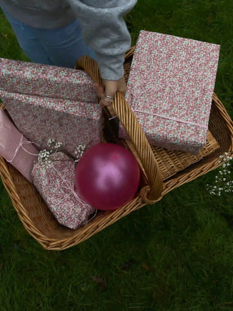 Caja de regalo con productos de cuidado personal y cosmética opción de belleza pensada para ella o regalo unisex.