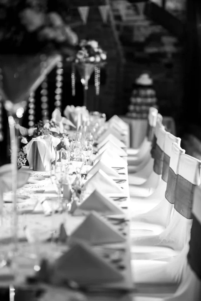 Mesa preparada para una cena de gala en restaurante, ejemplo de evento con etiqueta formal.