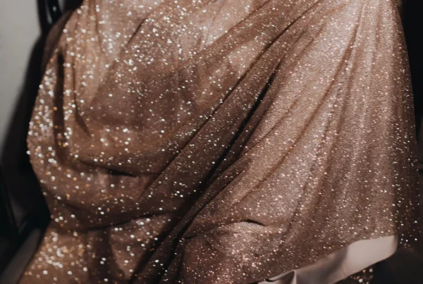 Detalle de tejido fluido y sofisticado en vestido de fiesta para eventos formales.