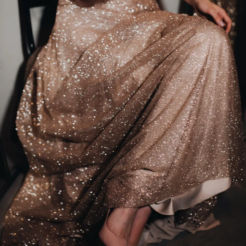 Detalle de tejido fluido y sofisticado en vestido de fiesta para eventos formales.