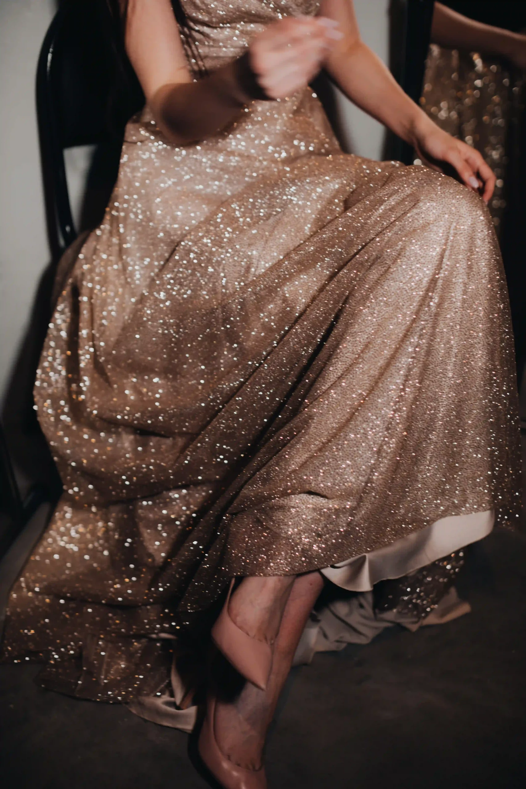 Detalle de tejido fluido y sofisticado en vestido de fiesta para eventos formales.