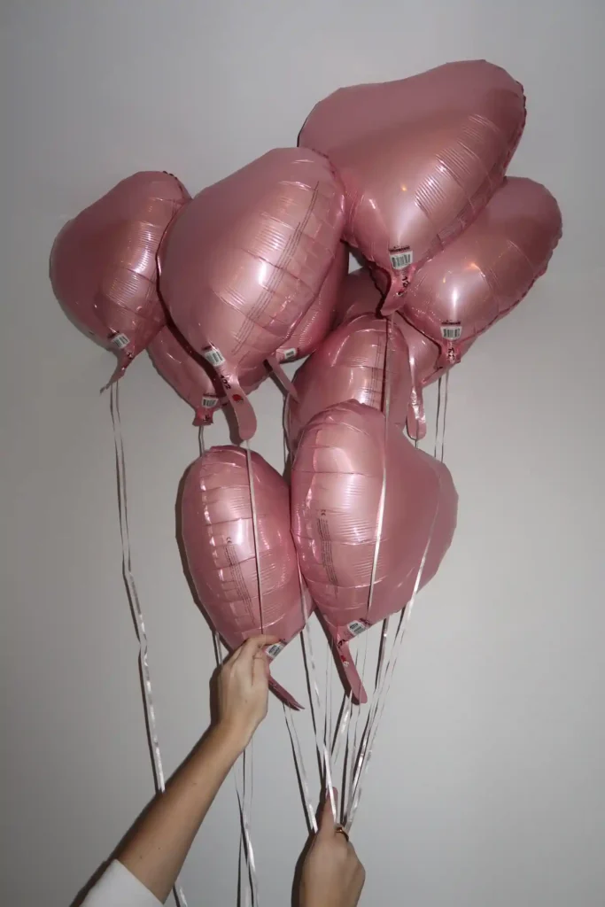 Globos con forma de corazón rosa — elemento decorativo romántico para complementar regalos o sorpresa.