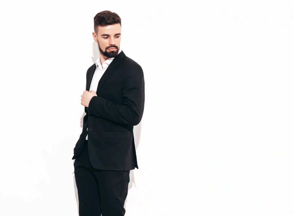 hombre con traje y complemento black tie