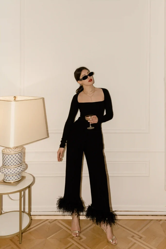 Mono elegante como opción sofisticada y cómoda para eventos formales o semi-formales.