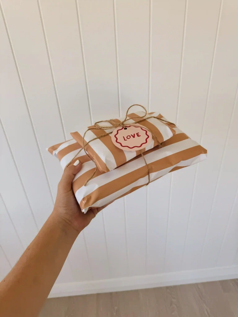Paquete de regalo minimalista para San Valentín con envoltura elegante idea de regalo práctico y bonito.