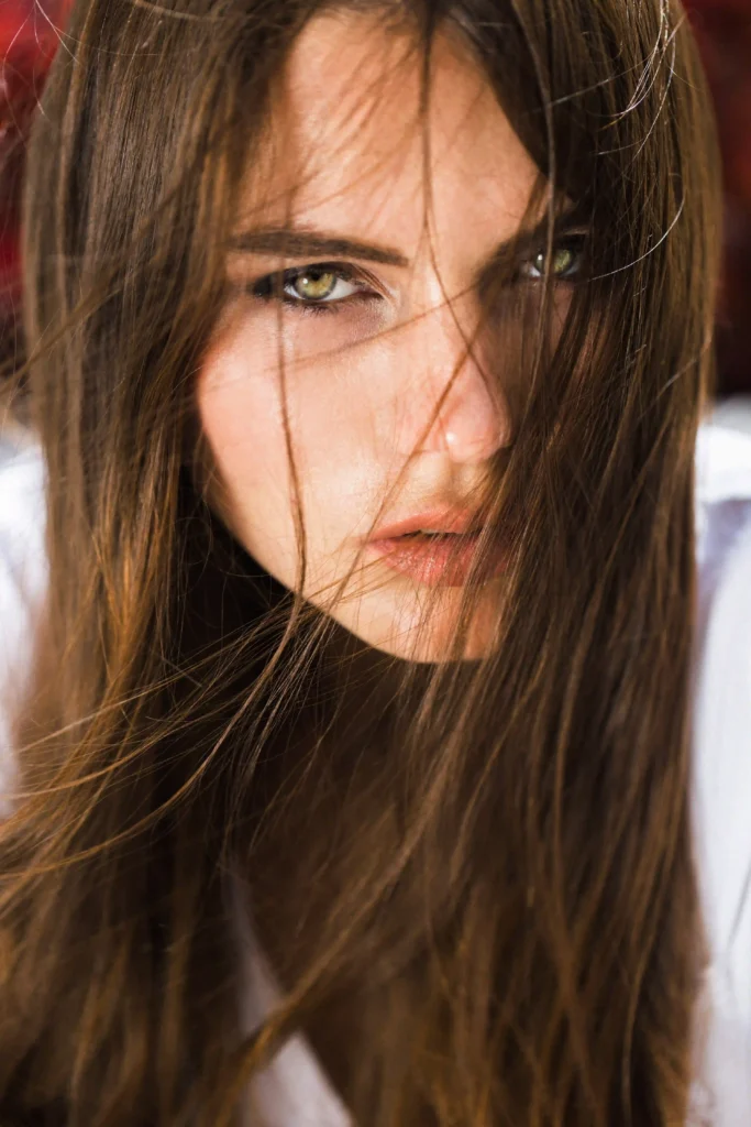 Mujer ojos claros con tinte castaño
