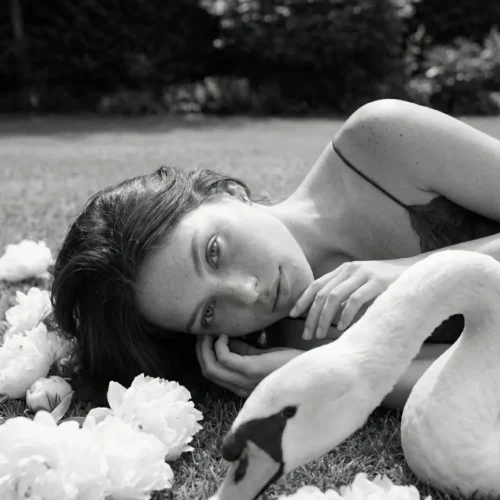 Retrato en campo abierto que simboliza calma interior y belleza expresada con sencillez.