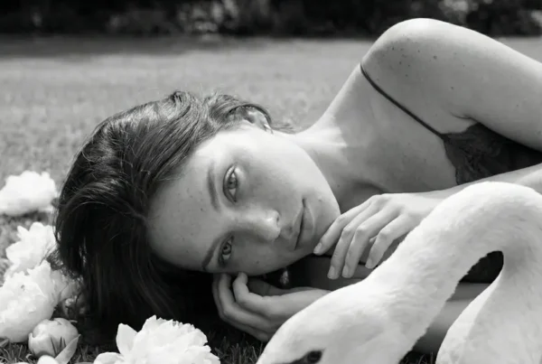 Retrato en campo abierto que simboliza calma interior y belleza expresada con sencillez.