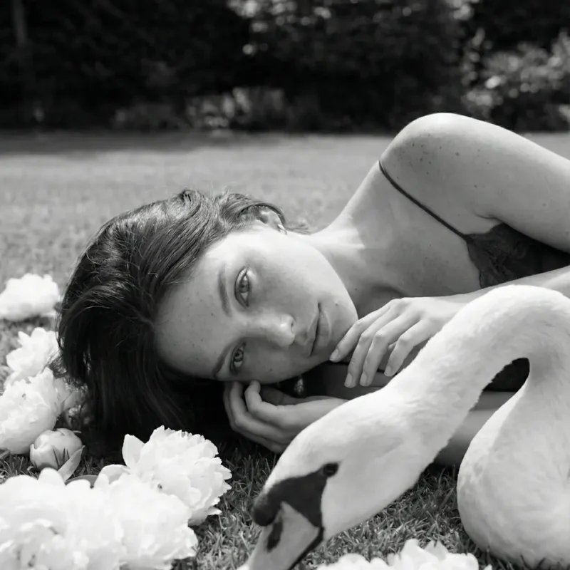 Retrato en campo abierto que simboliza calma interior y belleza expresada con sencillez.