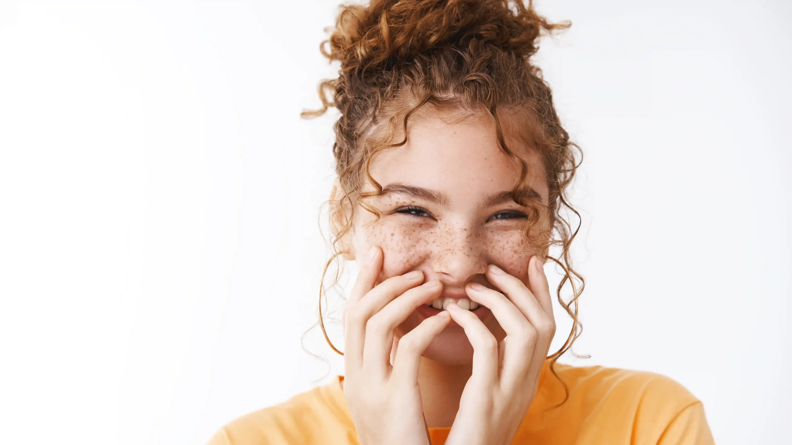 Mujer joven disfrutando de su piel saludable