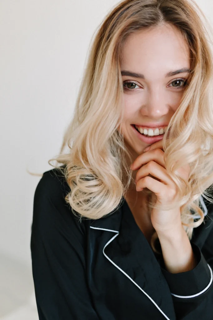 Mujer joven con melena de color rubio dorado