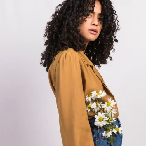 Shag rizado con capas desordenadas que aportan movimiento y volumen