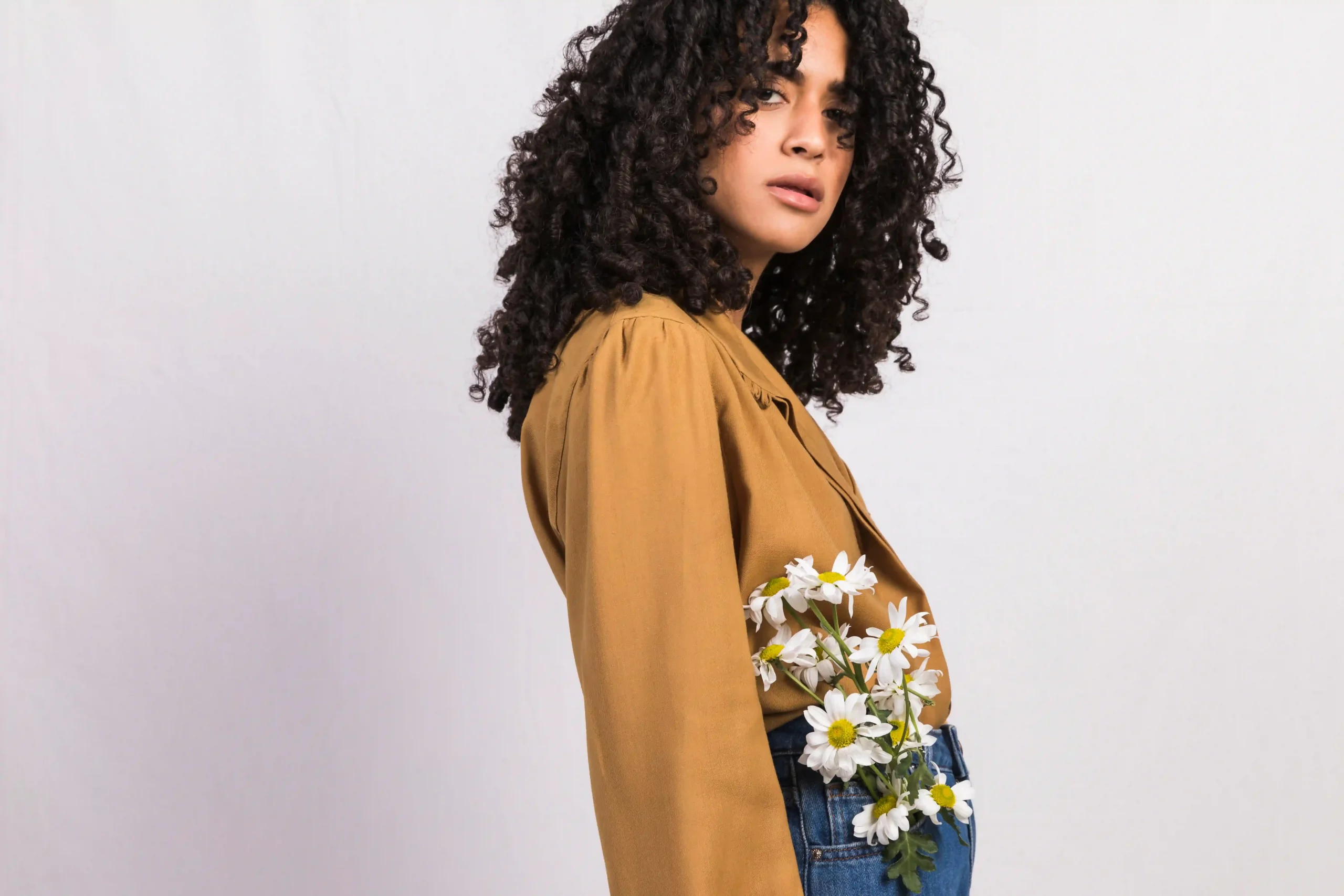 Shag rizado con capas desordenadas que aportan movimiento y volumen