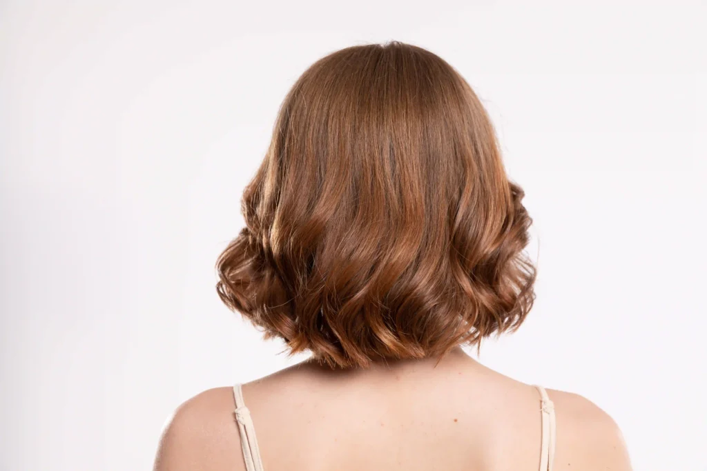 Bob con ondas suaves y tintes en cabello corto que aportan estilo y movimiento