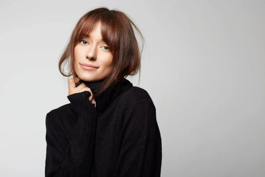 Corte corto con tintes en cabello corto en tonos naturales y favorecedores