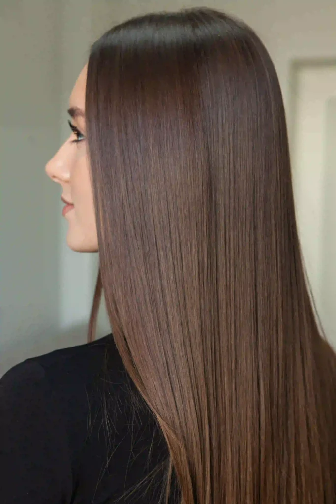 Peinado en pelo liso largo con protección térmica para reducir el riesgo de daño