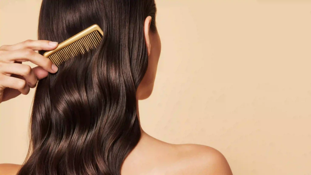 Pelo ondulado con volumen y color de pelo que potencia la mirada