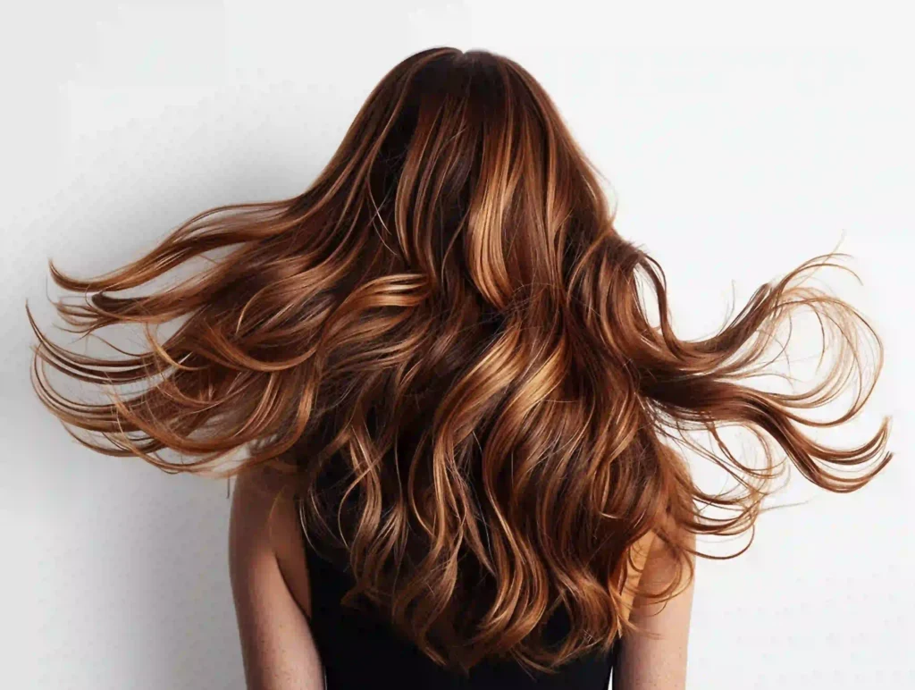 Color de pelo rojo que crea contraste y potencia los rasgos faciales