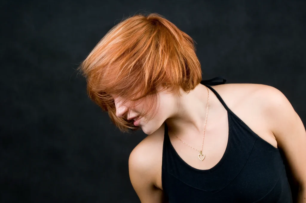 Corte pixie con tintes en cabello corto en tono cobrizo para un estilo atrevido